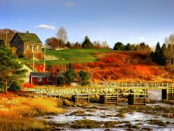 Una bassa marea autunnale nella Baia di Halifax, il capoluogo della Nuova Scozia nel Canada orientale. Con i colori infuocati dell'autunno, ancora più brillanti accanto al verde dei ...