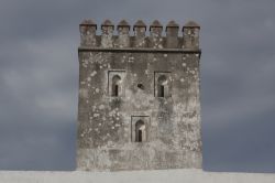 Bastione difensivo sulle mura di Tangeri in Marocco - © kompasstudio / Shutterstock.com