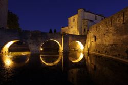 Foto notturna del borgo di Aigues Mortes, Francia - E' uno scorcio panoramico davvero suggestivo quello offerto di notte, al calar del sole, da questa città murata della Provenza. ...