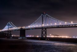 Bay Lights, il Bay Bridge illuminato di notte sulla baia di San Francisco.