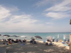 La spiaggia di Hanioti Beach a Kassandra in Grecia, penisola Calcidica