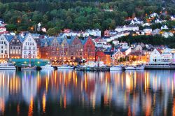 Uno scorcio del quartiere di Bryggen, a Bergen, fotografato di sera (Norvegia). Con le sue case di legno costruite sul vecchio molo, questo quartiere è stata un tempo il centro dell'impero ...