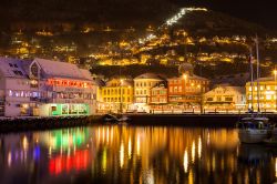 La baia  di Bergen e il monte Floyen durante ...