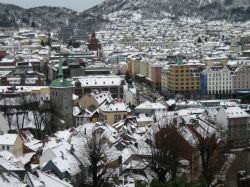 Bergen in inverno: il panorama della città della Norvegia è stato fotografato dalla salita al Floyen.