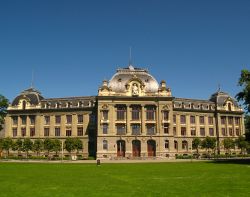 L'Università di Berna è stata fondata nel 1834 e comprende otto facoltà diverse, con insegnamenti in lingua tedesca. Gli edifici universitari sono disseminati per tutta ...