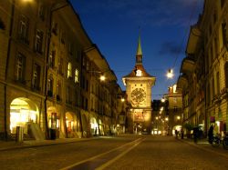 Berna, la capitale della Svizzera, dopo il tramonto vi catturerà con locali animati e tanti intrattenimenti. Non sempre storia e cultura sono sinonimo di noia: qui il divertimento incontra ...