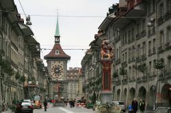Il centro storico medievale di Berna è un vero gioiello: lo ha confermato l'UNESCO, dichiarandolo Patrimonio dell'Umanità. Incorniciato dalle Alpi, ricamato di porticati ...