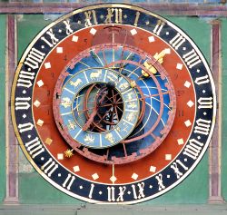 Tra i simboli di Berna c'è la Zytglogge, la torre dell'orologio, compresa entro le mura duecentesche della città e con un meccanismo risalente al 1530. A decorarlo ...