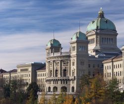 Il Palazzo del Parlamento Federale di Berna, inaugurato all'inizio del Novecento, è stato concepito come simbolo della Svizzera, della sua anima e della sua cultura. Non a caso oltre ...