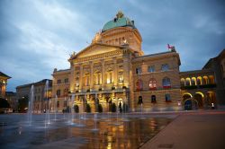 Il Palazzo del Parlamento di Berna (Svizzera), progettato da Hans Wilhelm Auer e inaugurato nel 1902, è aperto ai visitatori in ogni momento dell'anno. Imponente ed elegante, ...