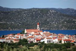 il centro di Betina, uno dei villaggi più importanti dell'isola Murter Croazia in Croazia. La foto è stata scattata poco dopo al tramonto - © Philip Lange / Shutterstock.com ...