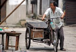 Bicicletta con Carro nella periferia di Tongli in Cina