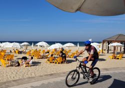 Una biciclettata sul lungomare di Tel Aviv, Israele, che per il National Geographic vanta alcune delle spiagge più belle del mondo e secondo la Lonely Planet si piazza al 7° posto ...
