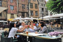 Birra in un bar del centro di Tours, Regione ...