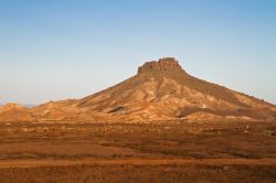 Boavista (Boa Vista) Capo Verde: una montagna nel deserto dell'interno. Le isole più vicine all'Africa possiedono un clima mediamente pià arido rispetto alle isole esterne ...