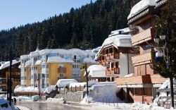 Madonna di Campiglio dopo una copiosa nevicata ...