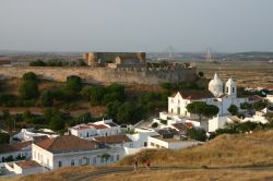 Foto panoramica di Castro Marim, Algarve. A ridosso del confine con la Spagna, sulle sponde del Rio Guadiana che delimita i confini fra i due paesi della penisola iberica, Castro Marim è ...