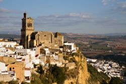 Il borgo di Arcos de la Frontera. Ci troviamo non distante da Cadice, in uno dei cosiddetti "Plueblos blancos" dell'Andalusia (Spagna) - © Circumnavigation / Shutterstock.com ...