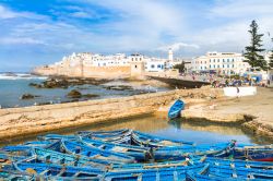 Il borgo di Essaouira, Marocco - Le coste di Essaouira sono spazzate quasi tutto l'anno dalla brezza dell'oceano: sono tanti gli appassionati di surf e windsurf che raggiungono la città ...