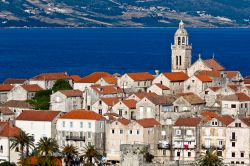 il borgo di Korcula (Corzula) in Croazia, con il centro storico che domina il mare davanti alla penisola di Peljesac. Notare il campanile e la Cattedrale di San Marco - © OPIS Zagreb / ...