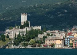 Foto panoramica di Malcesine, Lago di Garda - Se artisti del calibro di Gustav Klimt e Goethe sono stati affascinati da questo borgo che si rispecchia nel Lago di Garda, descrivendone le straordinarie ...