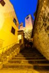 il Borgo di Omis alla sera: nella foto la scalinata che sale verso la chiesa, nul cuore della città della Croazia, fulcro dell'omonima Riviera di Omis - © anshar / Shutterstock.com ...