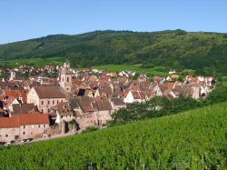 Borgo di Riquewihr, Alsazia - Piccola e con appena 1200 abitanti, Riquewihr è una città a misura di bambola. Circondato da altre famose località francesi fra cui Colmar, ...