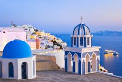 il borgo di Firostefani a Santorini (Thira), l'isola vulcanica delle Cicladi meridionali in Grecia - © Tatiana Popova / Shutterstock.com