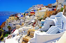 Un borgo di Thira, con le tipiche case bianche e colore pastello di Santorini (Thera) isole Cicladi Grecia - © leoks / Shutterstock.com