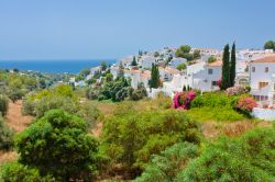 Borgo costiero di Nerja in Andalusia, Spagna ...