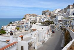 Una via all'interno del borgo di Peschici, uno dei più famosi delle coste del Gargano, in Puglia - © honorius77 / Shutterstock.com