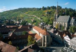Le colline ed il borgo di Esslingen - In questa zona si produce un ottimo vino, come testimoniano i pendii ricoperti da distese di vigneti. Questo splendido borgo si trova vicino a Stoccarda ...