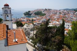 il Borgo di Skiathos: siamo sulle Isole Sporadi Settentrionali, nel mare Egeo, in Grecia - © Piotr Tomicki / Shutterstock.com