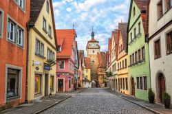 Borgo medievale di Rothenburg ob der Tauber, Germania - Per la sua storia, la sua bellezza e il suo centro storico sono molti i turisti provenienti da tutto il mondo che, soprattutto d'estate, ...