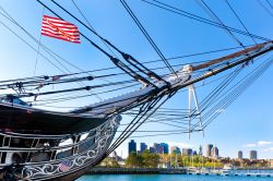 Il Boston Navy Yard, a pochi passi dal centro di Boston, sul fiume Mystic, è stato tra i primi cantieri navali della marina degli Stati Uniti. Nella foto la nave museo USS Constitution - ...