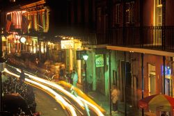 Foto notturna di Bourbon Street, New Orlenas - Rinomata zona residenziale prima del 1900, Bourbon Street si sviluppa su 13 isolati da Canal Street sino ad Esplanade Avenue. Anche se oggi è ...