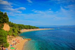 Brac (Brazza): in lontananza la spiaggia di Zlatni Rat il lido più famoso di tutta la Croazia e forse dell'intero mar Adriatico - © Ljupco Smokovski / Shutterstock.com