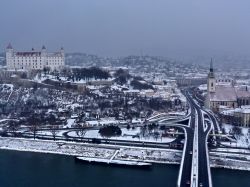 Fotografia aerea di Bratislava innevata - Qui vista dall'alto e sotto un soffice manto di neve, la città di Bratislava entusiasma i turisti soprattutto per i tanti avvenimenti artistici ...