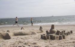 Brighton Beach a New York, Stati Uniti. Sculture di sabbia su questo tratto costiero di Brooklyn - © Marley White
