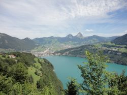 Brunnen fotografata dalla montagna Seelisberg che si trova sopra il Lago dei Quattro Cantoni della Svizzera.