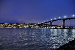 Bruvegen il ponte che unisce l'isola di Tromso ...