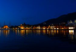 Il Bryggen illuminato di sera, fotografato dal centro di Bergen (Norvegia).