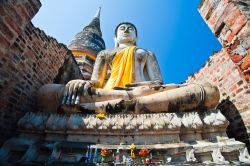 Un grande Budda Presso il tempio Wat Yai Chaimongkol a Ayutthaya in Thailandia - © tratong / Shutterstock.com