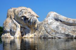 Budda dormiente dopo una alluvione a Ayutthaya, inThailandia - © achiaos / Shutterstock.com