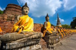 Budda in un vecchio tempio di Ayutthaya in Thailandia ...