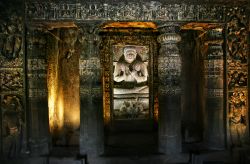 Budda seduto nella Grotta numero 1 delle Ajanta Caves in India. E' uno dei siti UNESCO della penisola indiana - © Pikoso.kz / Shutterstock.com