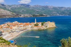 La penisola di Budva, e la sua spiaggia cittadina. Ci troviamo nel Montenegro al confine con la Dalmazia (Croazia) - © Kiev.Victor / Shutterstock.com