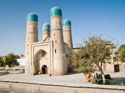 Bukhara in Uzbekistan era famosa per la sua celebre scuola coranica, chiamata con il nome di Cho-Minor Madrassah, ma che ora è stata smantellata. Venne costruita nel 1807, ed è ...