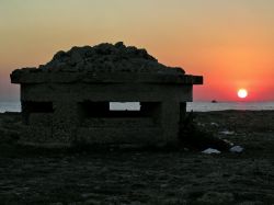 Bunker sulla costa vicino Porto Cesareo e Torre Lapillo Puglia, fotografato al tramonto