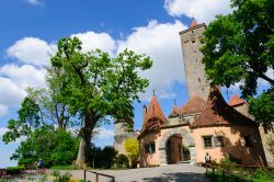 Panorama sul Burgtor, Rothenburg ob der Tauber  - Il centro storico della città tedesca sorge sulla cima di un colle ed è racchiuso fra mura che sono percorribili in buona ...